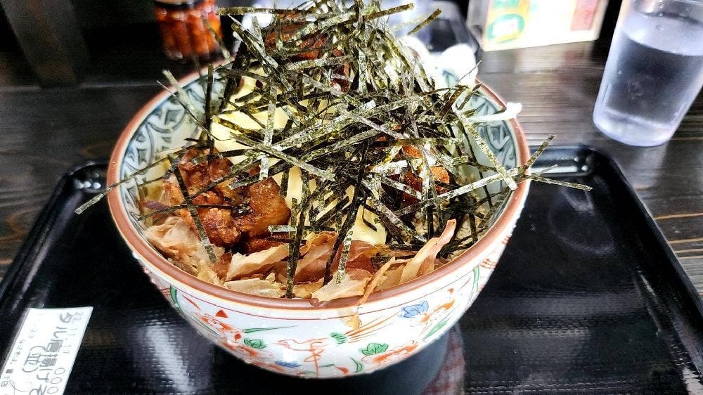 なぜ蕎麦にラー油を入れるのか。富士店