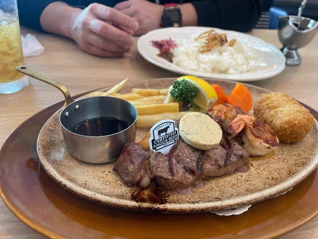ロイヤルホスト 那覇空港店 - サブ画像1