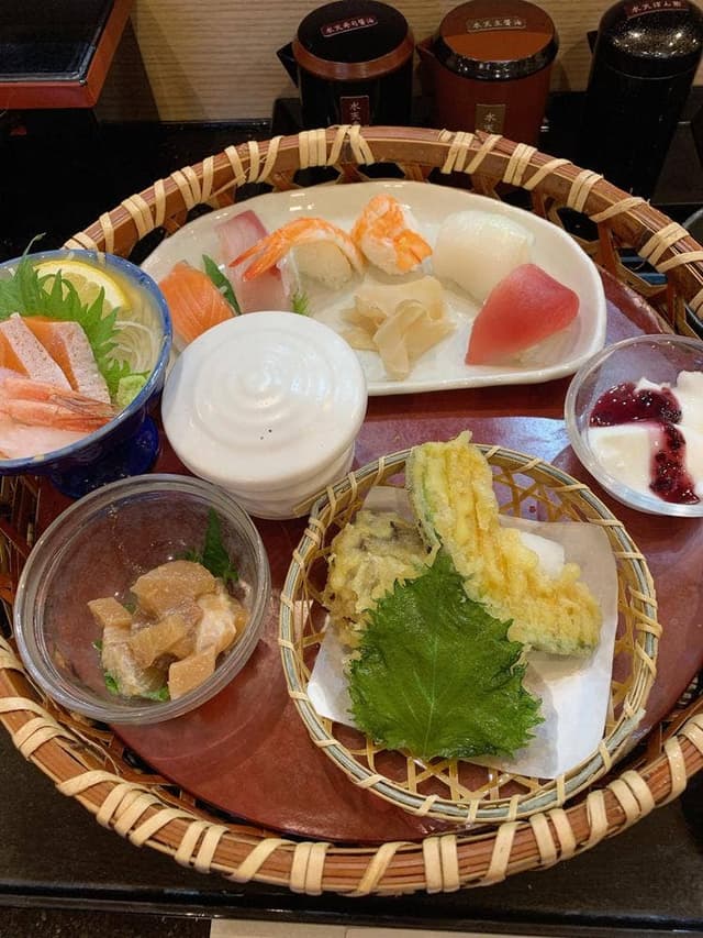 活魚廻転寿し 水天 山の手店 - サブ画像1