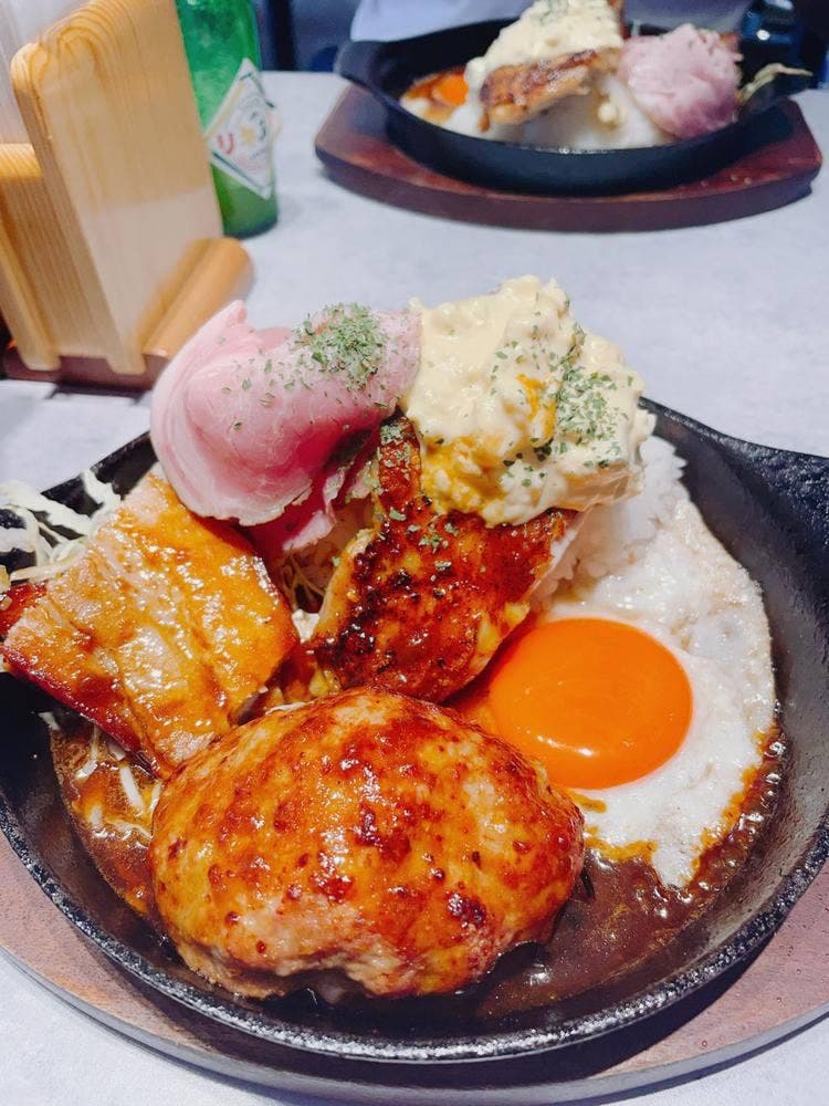 鉄皿肉飯ハチリキ