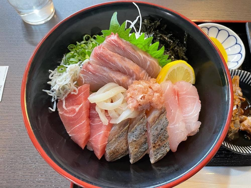 幸せの海鮮丼 つのしま海鮮食堂