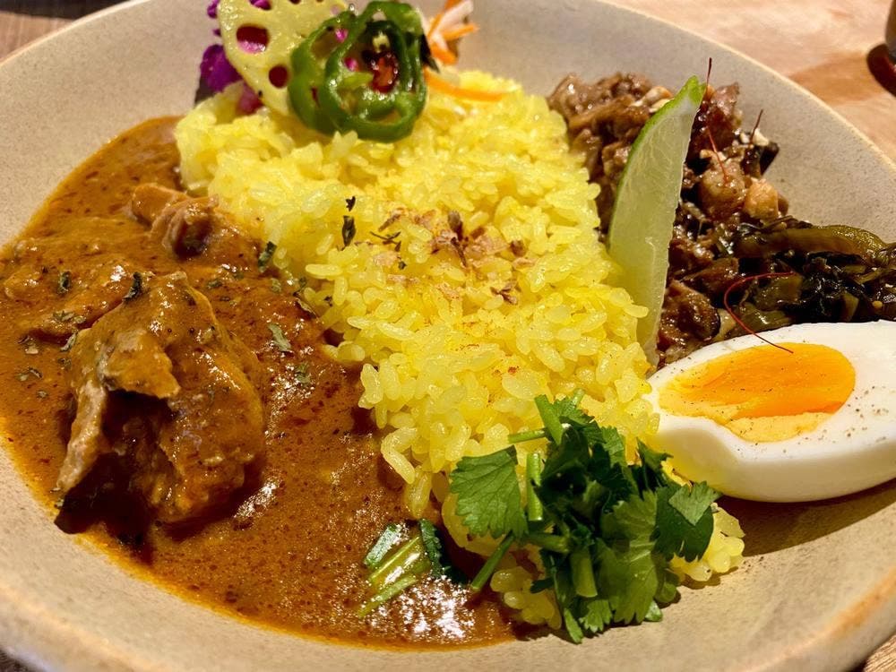 Thumbs Up カレーと、多国籍料理の店。