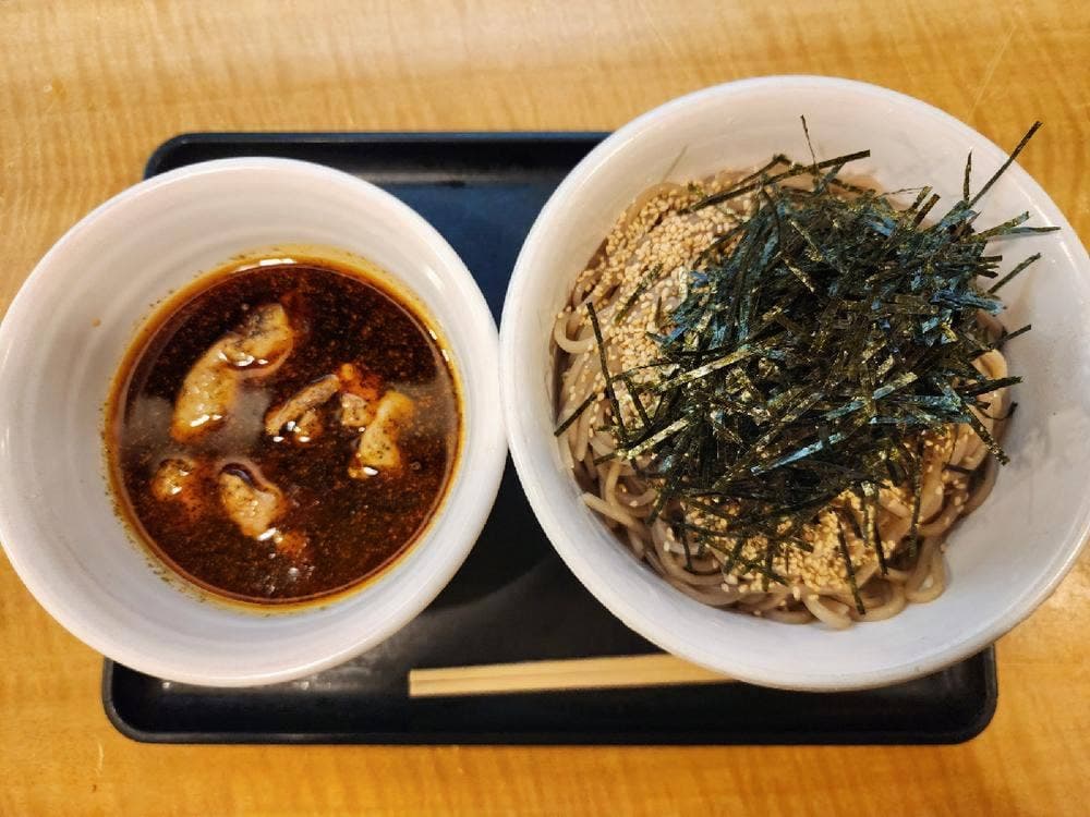 なぜ蕎麦にラー油を入れるのか。