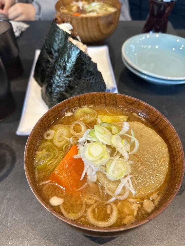 おにぎりと豚汁 いたる