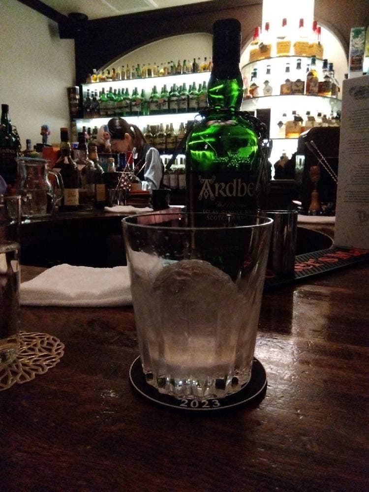 WHISKY BOTTLE BAR Edward