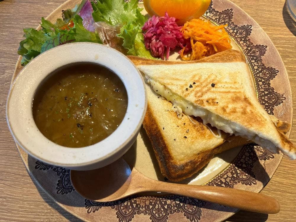 ラフ カフェ アンド ダイニングバー