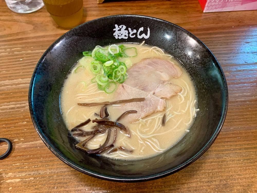 極とんラーメン 元町店