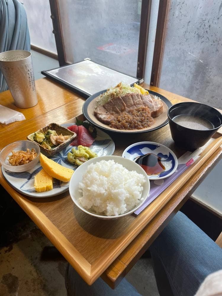 食堂でべこ。