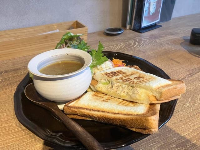 ラフ カフェ アンド ダイニングバー - サブ画像1