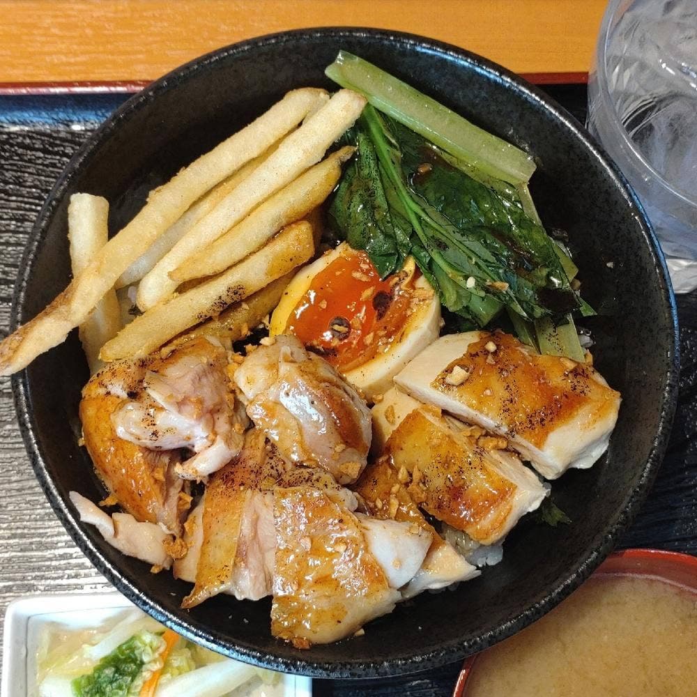 鶏然り