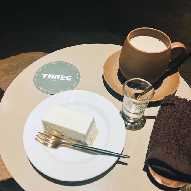 THREE - サブ画像1