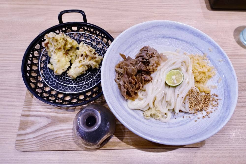 コナ ミズ シオ