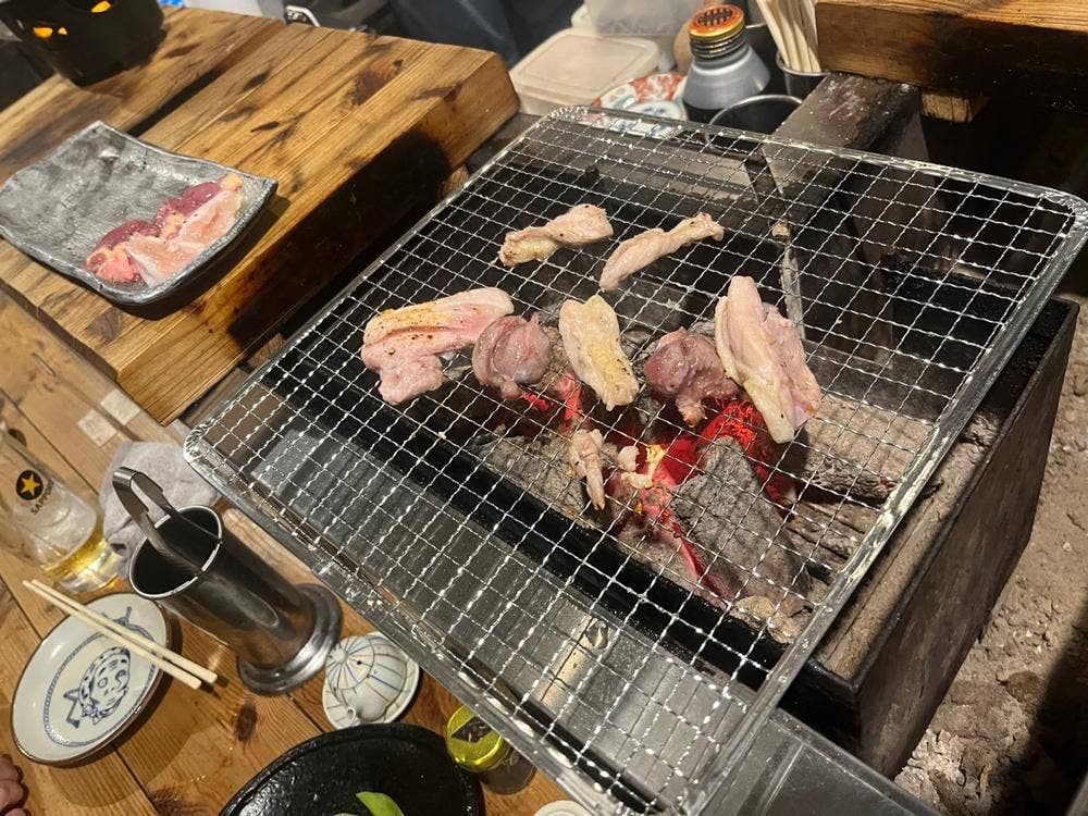 炭火を囲む わだ