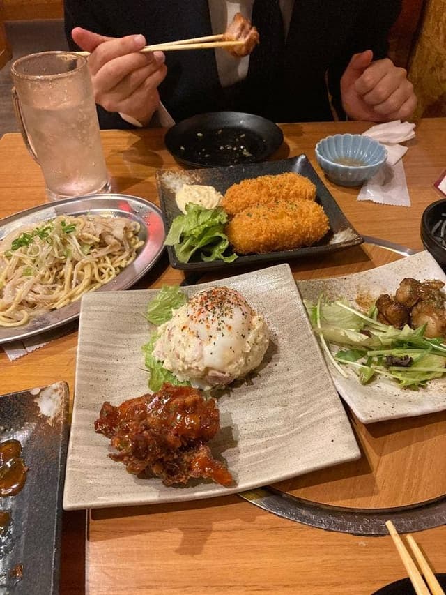 ネオ大衆酒場 食べ放題居酒屋 餃子のかっちゃん天神大名店 - サブ画像1