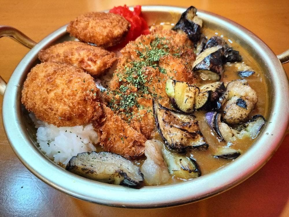 カレーしか勝たん 総本店