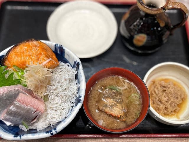 一夜干しと海鮮丼 できたて屋 KITTE丸の内店 - サブ画像1