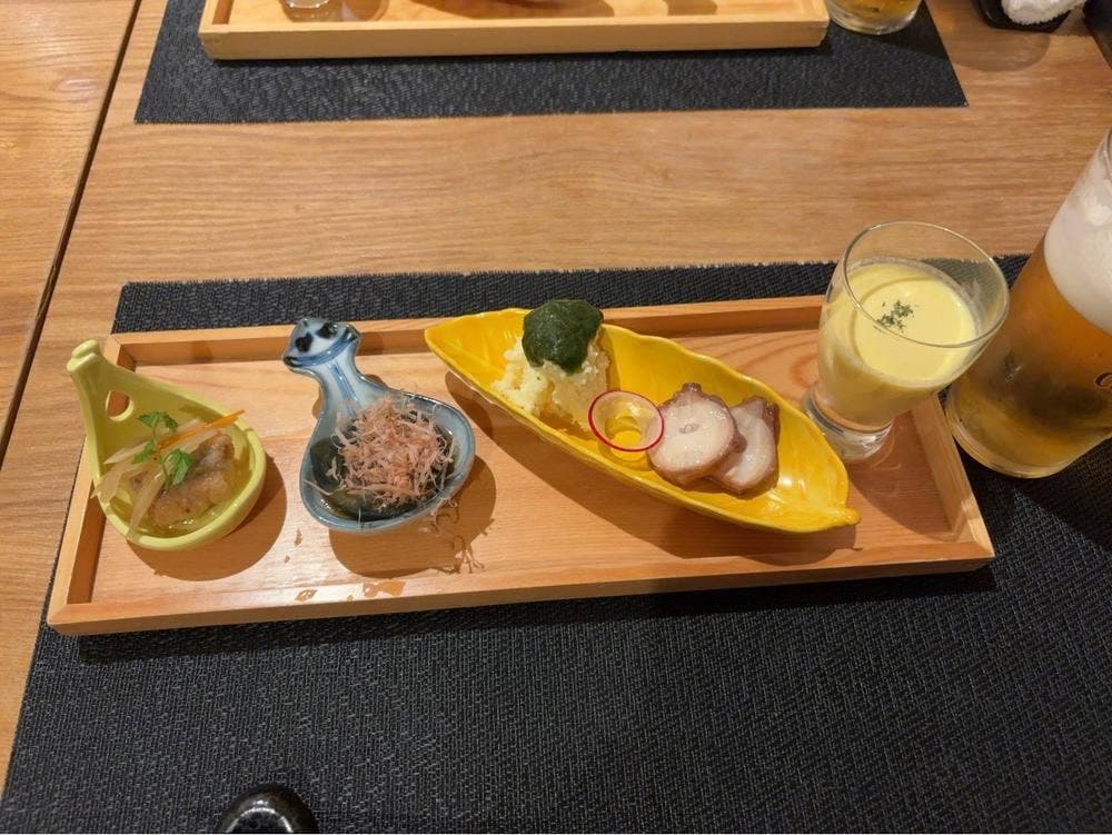 小皿料理と蕎麦すする