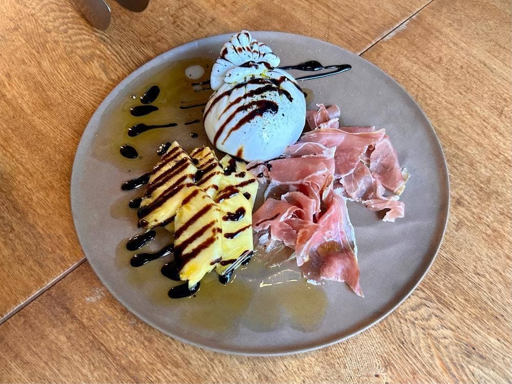屋根裏のパリ食堂