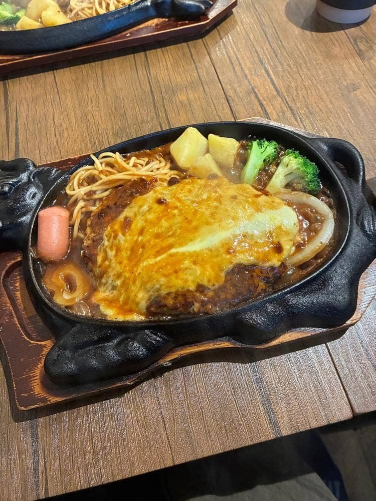 ハンバーグとカレーあおやま軒