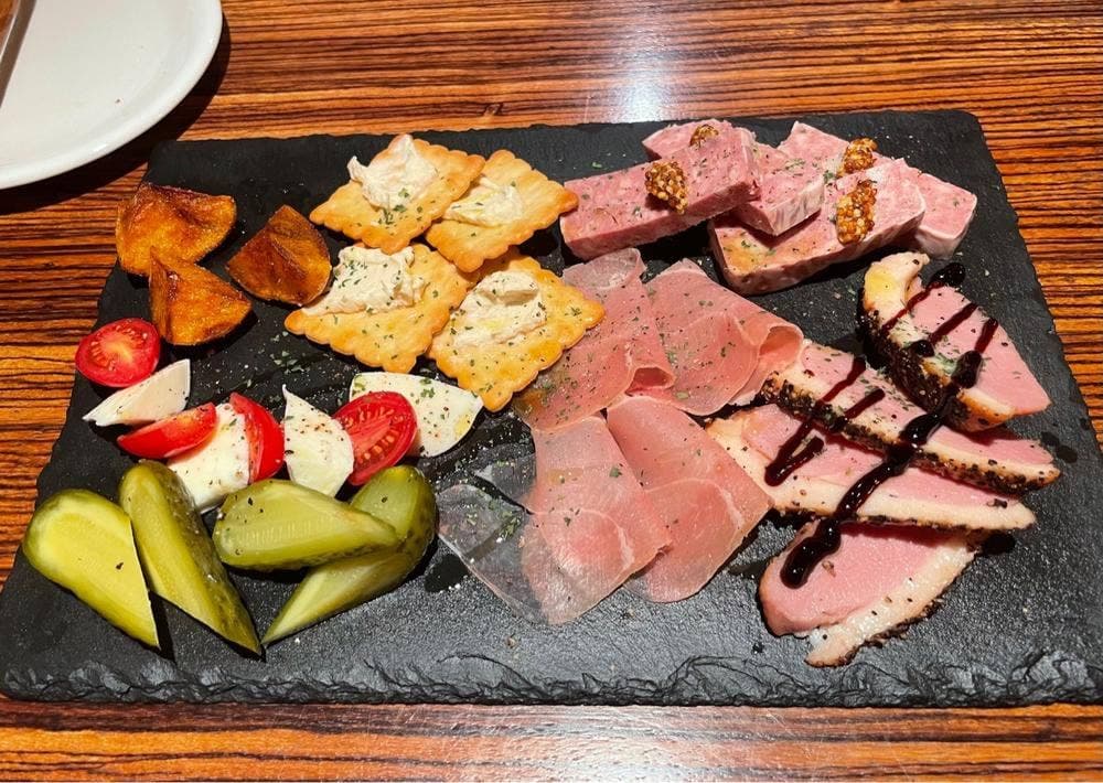 CORONA winebar and dining