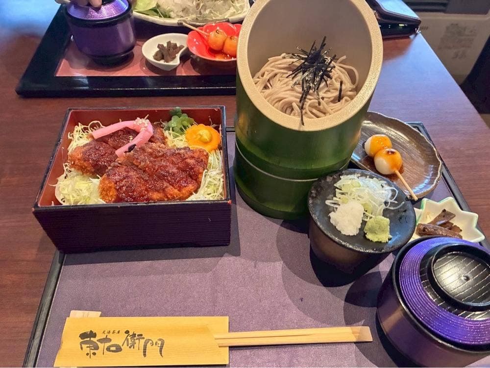 東右衛門足湯茶屋