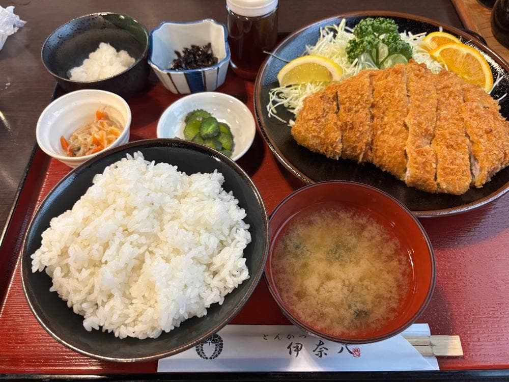 伊奈八