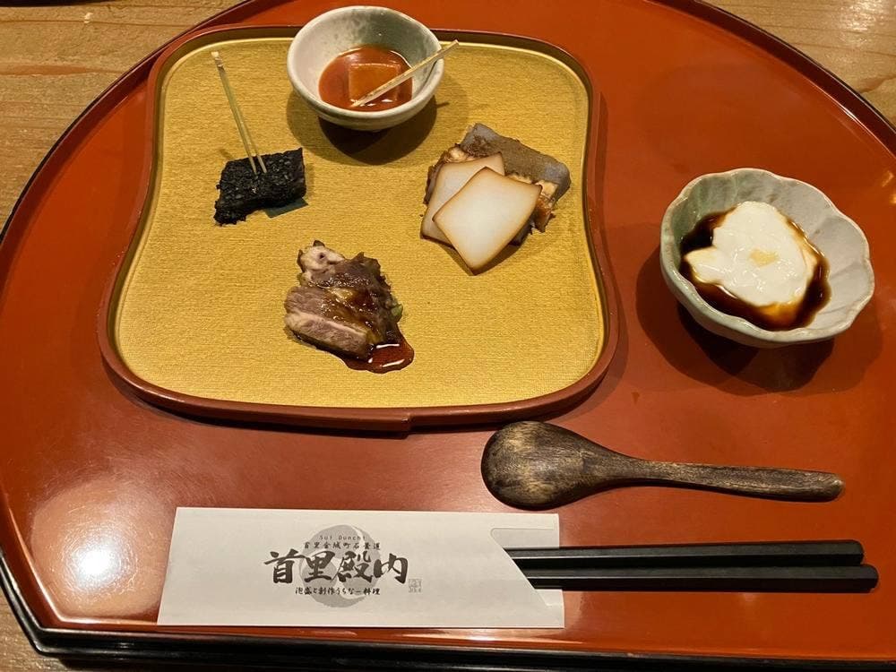 首里殿内