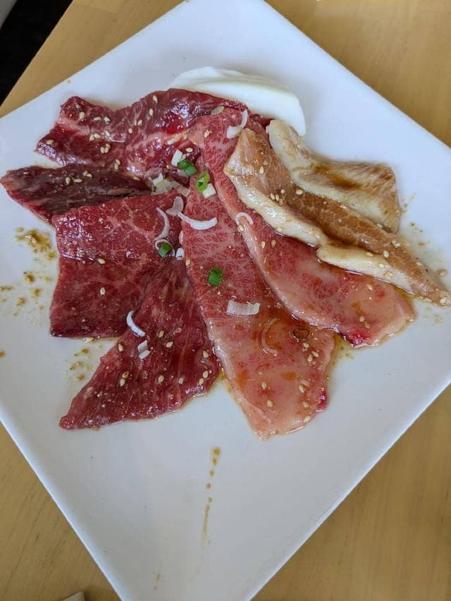 炭火焼肉・ホルモンの店 肉八や  - サブ画像2