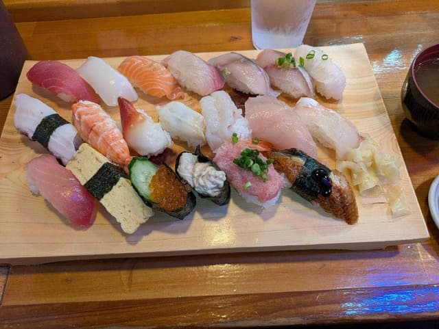 魚屋直営すし食堂 魚まる 前島店 - サブ画像1