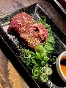 む