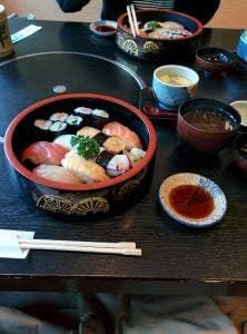 すし半