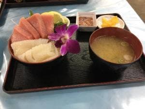 魚屋直営食堂 うろこ亭