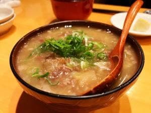 でこや