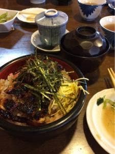 うな平
