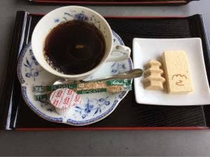 三重塔が見える喫茶室