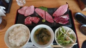 炭火ホルモン べこや