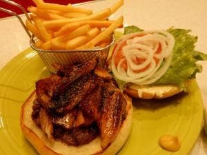 アメリカンレストラン イーワイズ