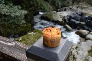 屋根に花壇のあるお店