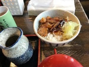 豚丼と摩周そば くまうし
