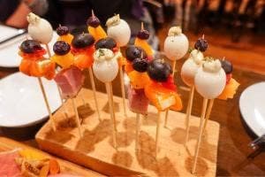 今宵、成田で世界の肉料理とごほうびワインを