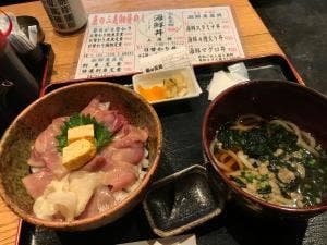 魚の三是 新宿西口大ガード店