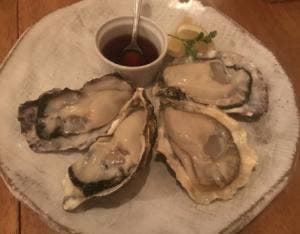 海と月