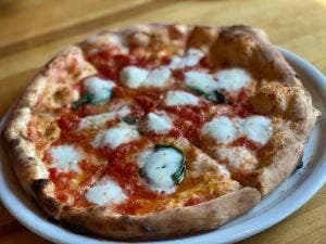 赤い窯のピザ屋さん La Luna Verde