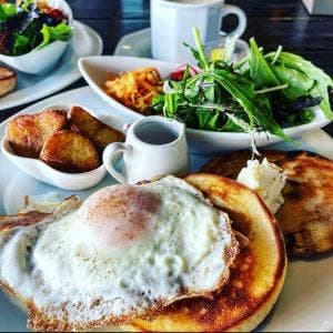 Cafe&Amusement Bar Three 8