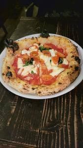 Trattoria e Pizzeria Santo Fuego 橋本
