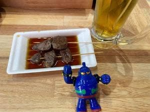 立ち呑みホルモン串とワイン マミィ