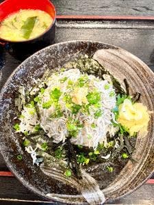 勇しげ