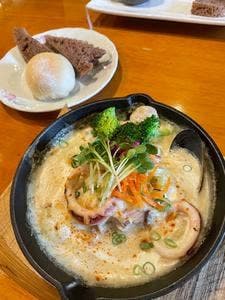 赤いトタン屋根の猫