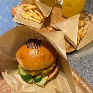 DRAGON BURGER 伏見稲荷店