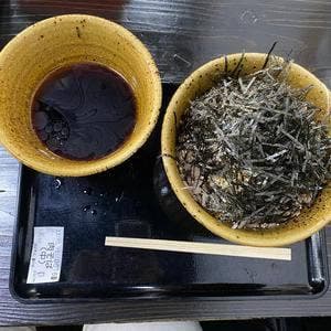 なぜ蕎麦にラー油を入れるのか。富士店